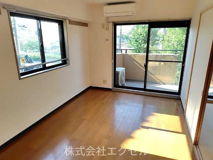 居室・リビング　広々とした室内です。