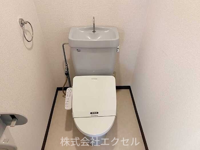 トイレ　温水洗浄便座です。