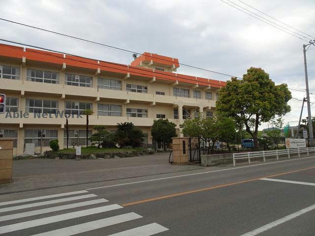 【マリベール八幡の小学校】