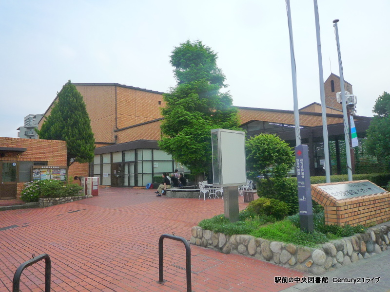 【宝塚市宮の町のマンションの図書館】