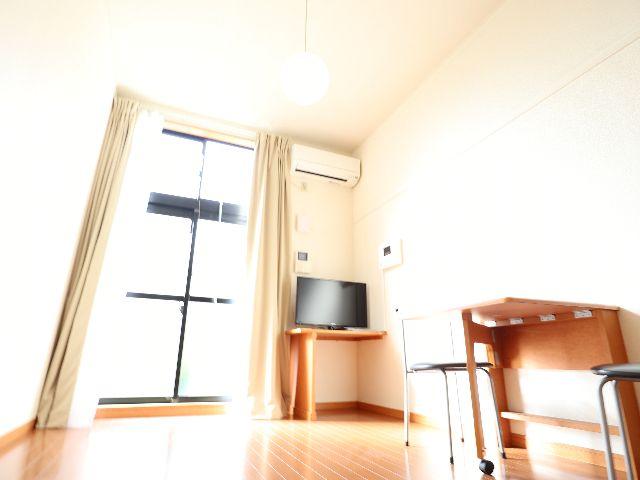 レオパレスレグルスの居間写真