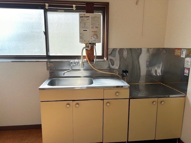 キッチン　瞬間湯沸かし器