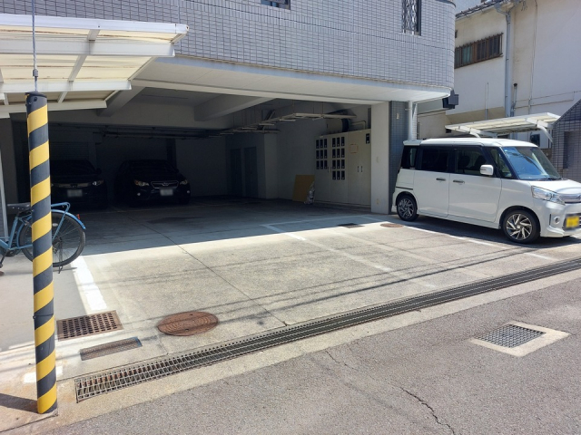 【松山市宮田町のマンションの駐車場】