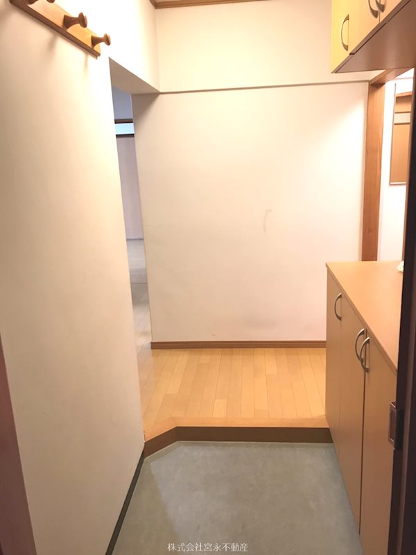 玄関　収納多数＆コート掛け付き！