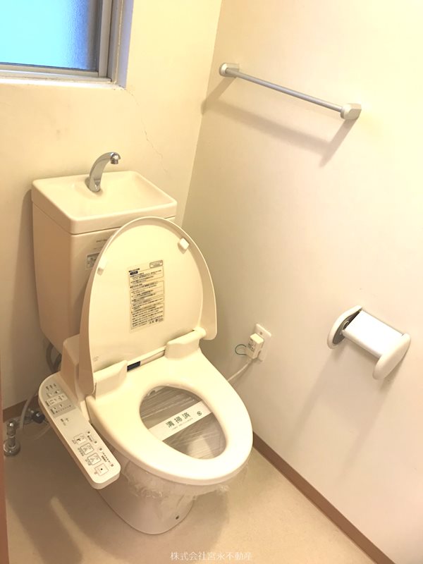 トイレ　温水暖房便座付トイレです。