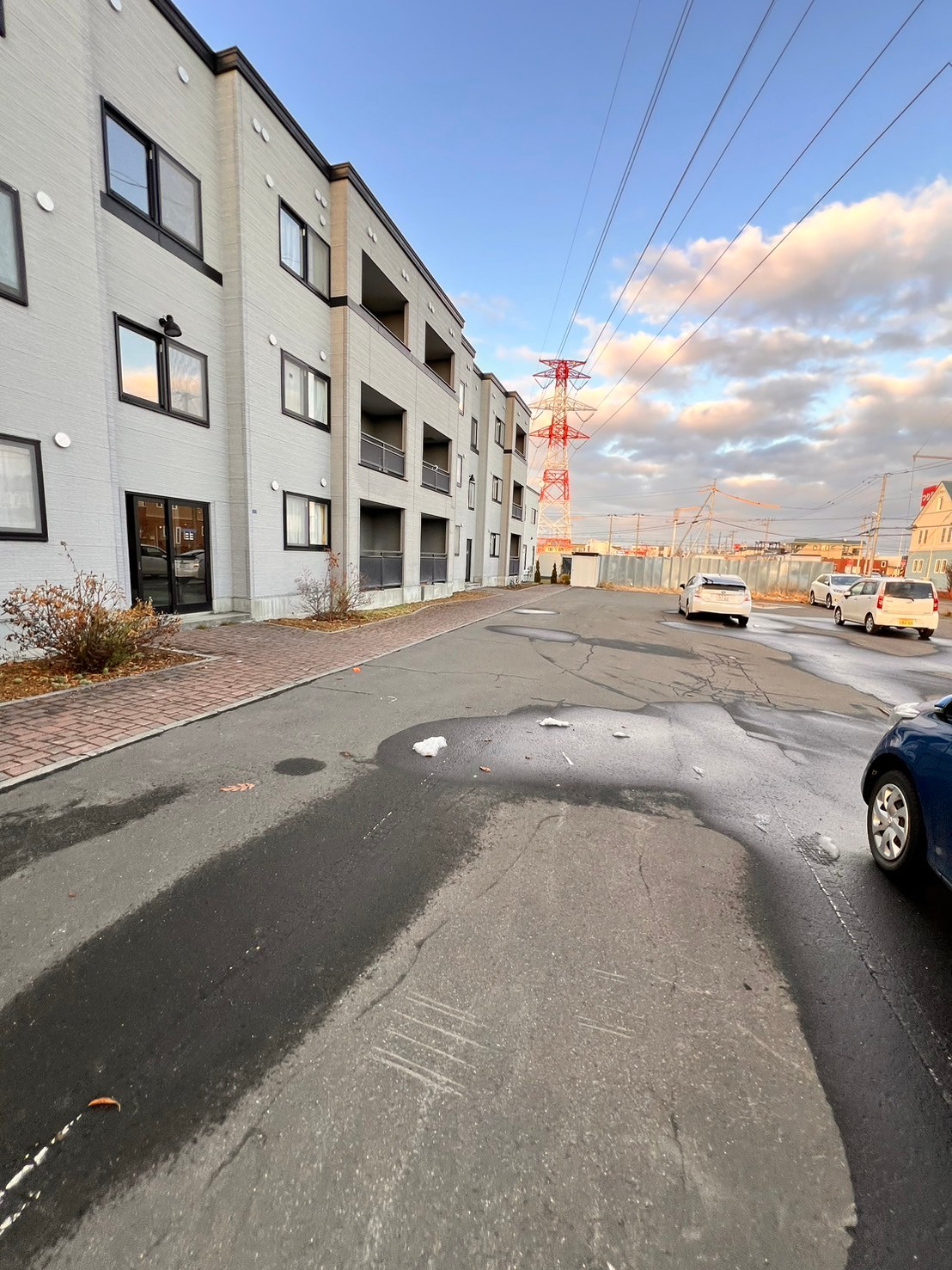 【マルシェの駐車場】