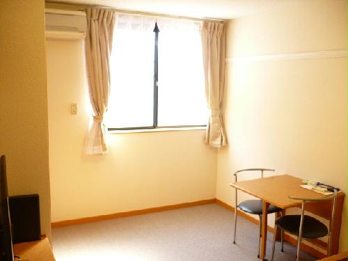 居室・リビング　２階はカーペット敷き。アングルを変えて撮影しています。