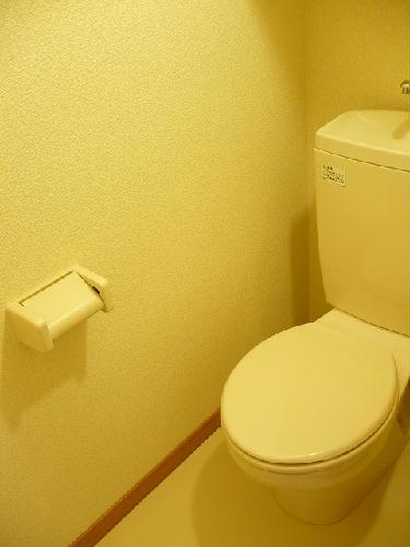 トイレ　上には棚があります。