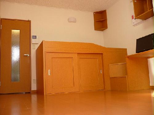 居室・リビング　１階はフローリング。