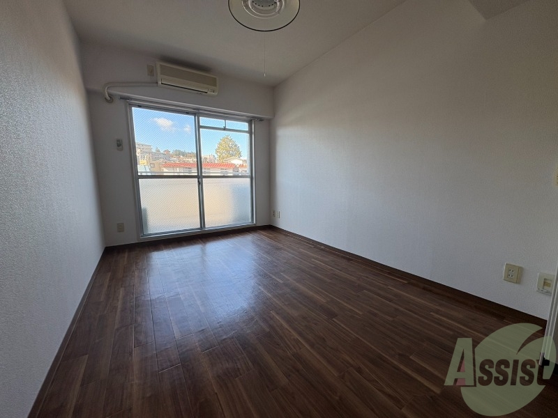 居室・リビング　こちらは、６帖の洋室となっております。いかがでしょうか？