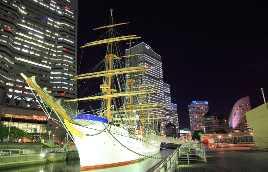 【横浜市中区野毛町のマンションの公園】