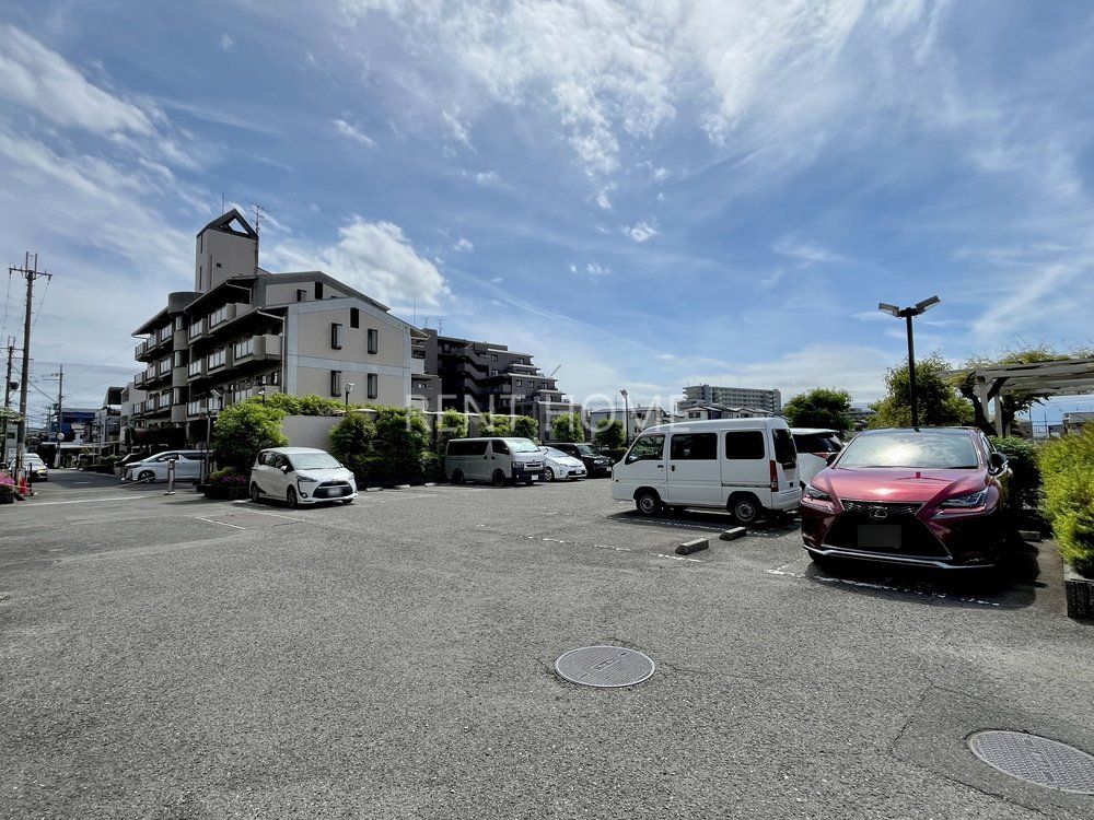 【松原市松ケ丘のマンションの駐車場】