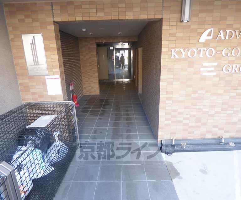 【京都市上京区玄蕃町のマンションのエントランス】