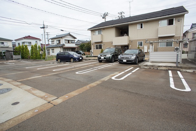 【サン・エイトIIの駐車場】