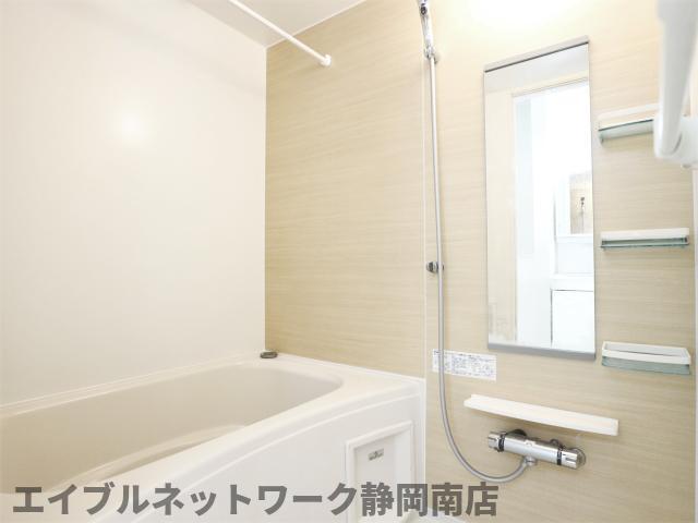 バス・シャワールーム　落ち着いた空間のお風呂です