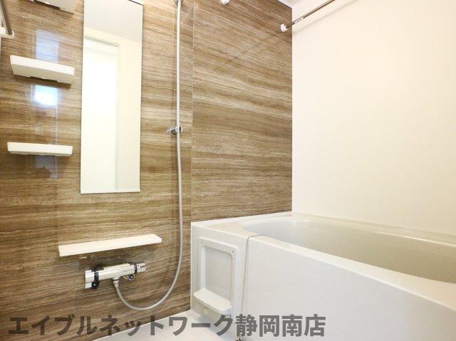 バス・シャワールーム　落ち着いた空間のお風呂です