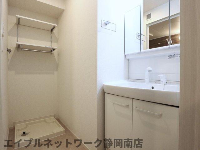 洗面設備　ゆったりとスペースのある洗面所