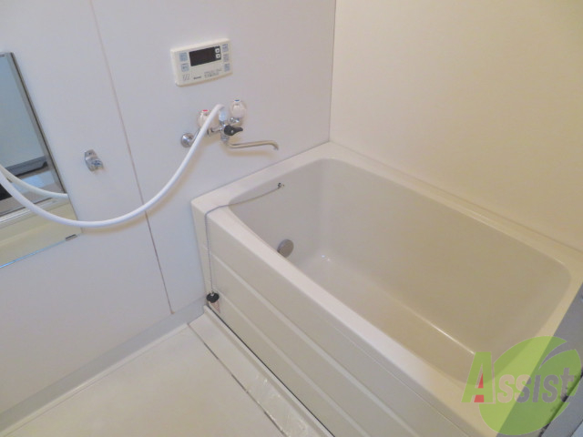 バス・シャワールーム　バスルームは狭すぎず、シャワーも浴びやすそうです。