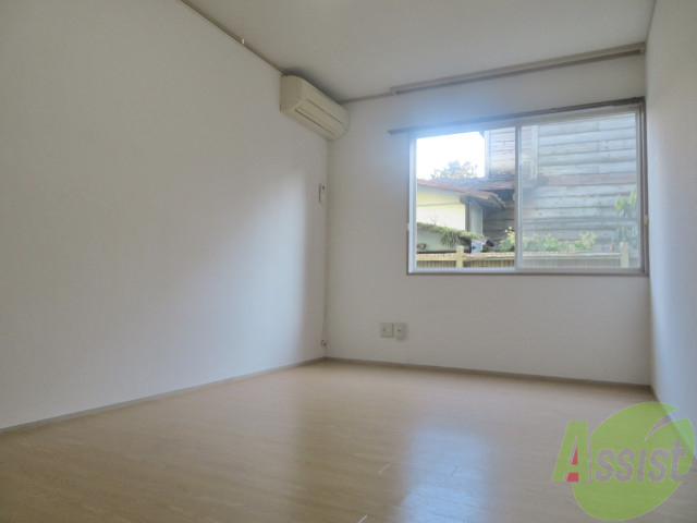 居室・リビング　８帖の洋室です。広々として、きれいですね。