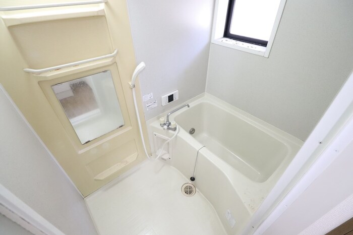 バス・シャワールーム　追い焚き給湯式浴室（小窓付）