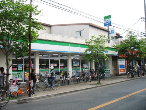 コンビニ　ファミリーマート 八尾安中町店（コンビニ）まで629m