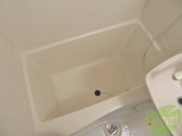 バス・シャワールーム　バスルームは狭すぎず、シャワーも浴びやすそうです。