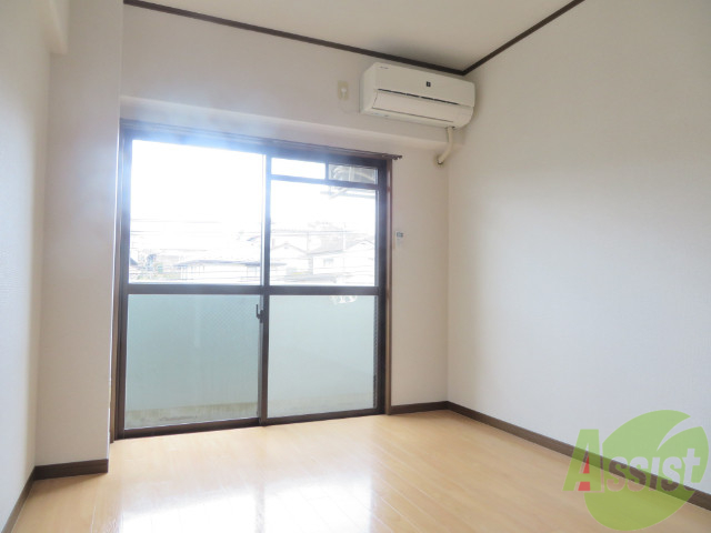 居室・リビング　７帖の洋室です。広々として、きれいですね。