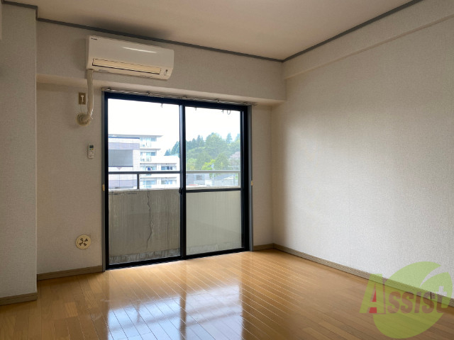 居室・リビング　陽当たり良く、十分に広さのあるお部屋となっております