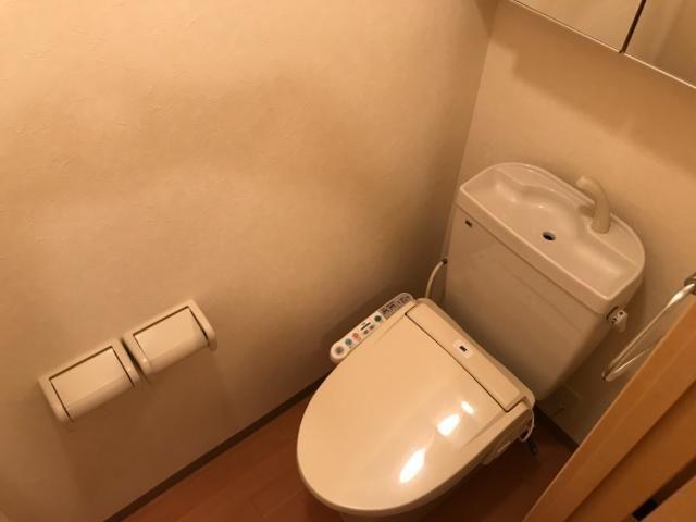 トイレ　冬も快適な温水便座　上部棚あり