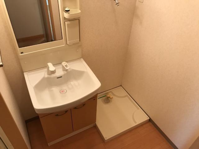 洗面設備　カゴも置きやすい洗面所