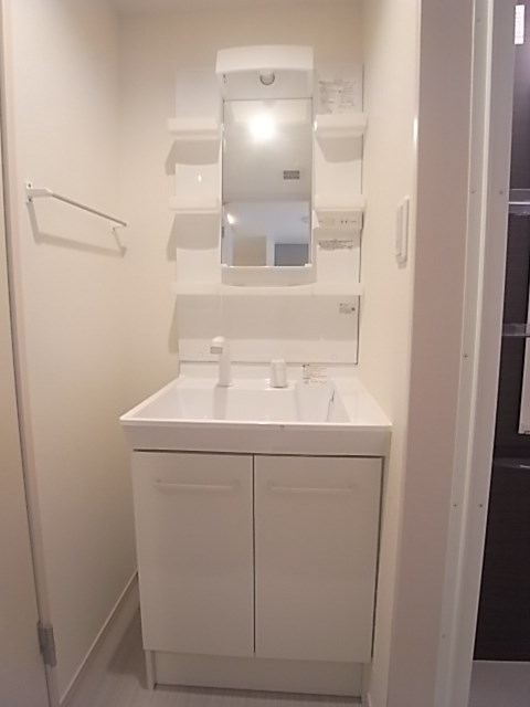 洗面設備　朝の支度にも助かる、独立の洗髪洗面化粧台