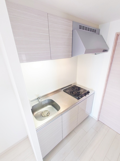 キッチン　２口ガスキッチン・横に冷蔵庫置き場