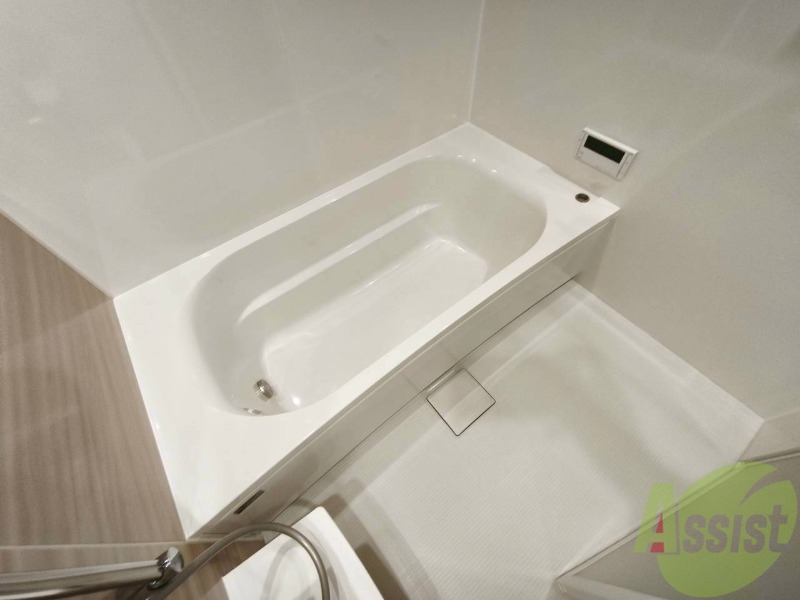 バス・シャワールーム　お風呂です。広々したバスでゆっくりくつろげます。