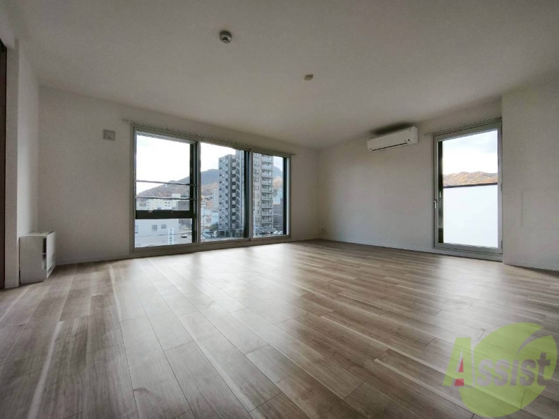 居室・リビング　木目のフローリングは落ち着きのある印象のお部屋になりますね。