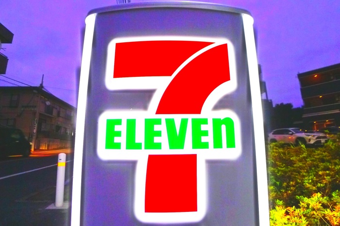 コンビニ　セブンイレブン（コンビニ）まで391m