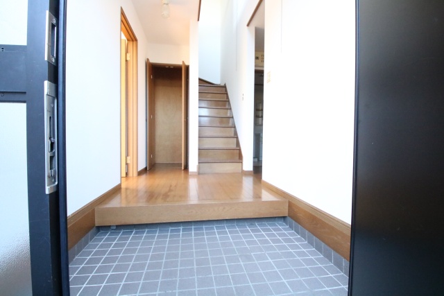 玄関　他部屋の参考写真です。※反転