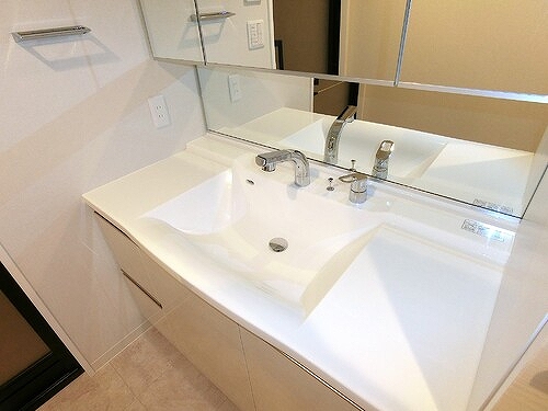 洗面設備　三面鏡付き洗面化粧台　※2021年2月撮影
