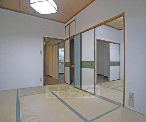 居室・リビング　天袋もある和室。