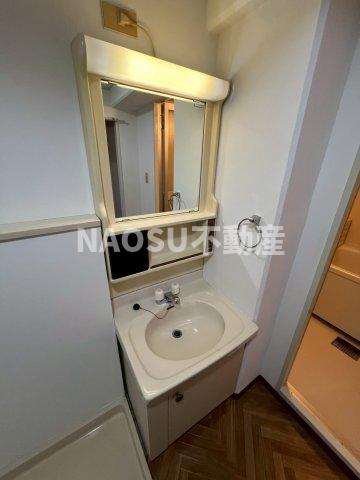 洗面設備　独立洗面台、小物を置くことができて便利です