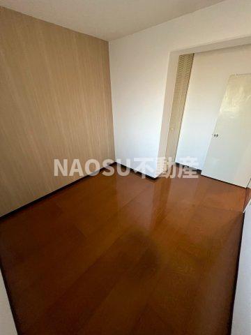 その他部屋・スペース　落ち着いた色調の寝室です