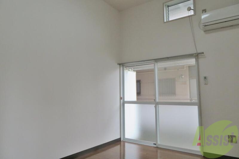 居室・リビング　白くて天井が高い開放感のあるお部屋です。