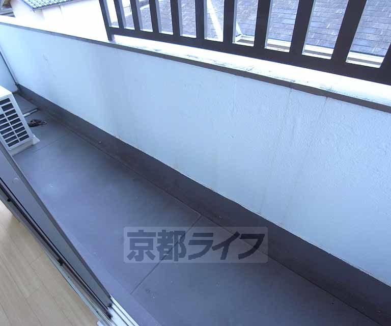 バルコニー　長くて広いバルコニーです。
