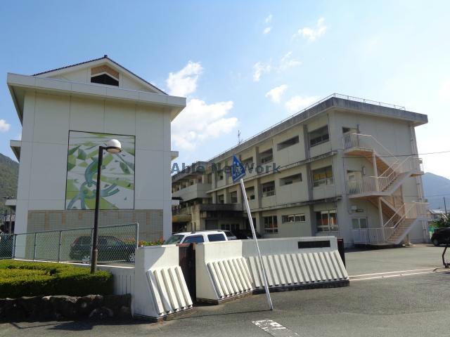 中学校　大洲市立肱東中学校（中学校）まで477m