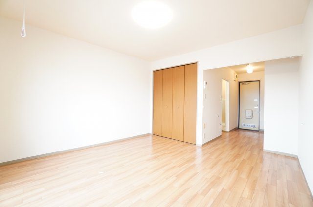 居室・リビング　※同物件・反転タイプの写真です。