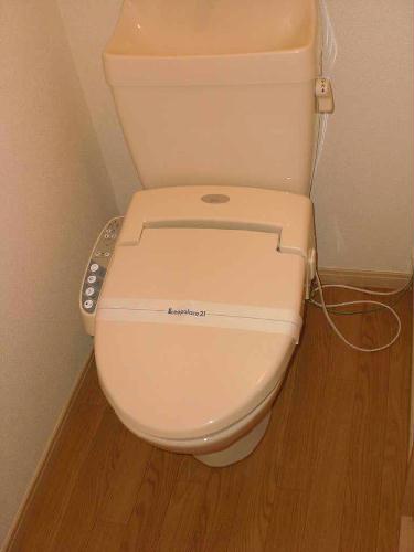 トイレ　温水洗浄便座付きです。