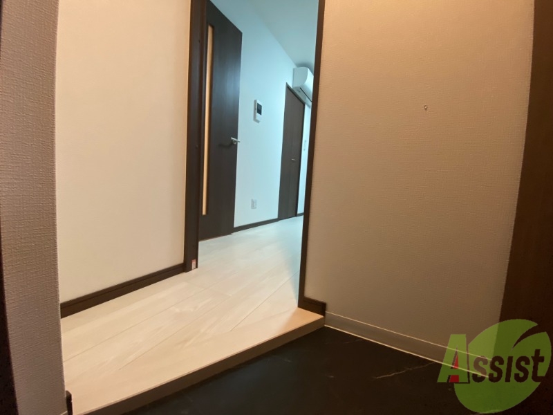 玄関　玄関から撮影しました。敷居が高くなくて安心ですね。