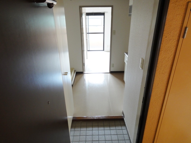 玄関　同物件別号室のものです。
