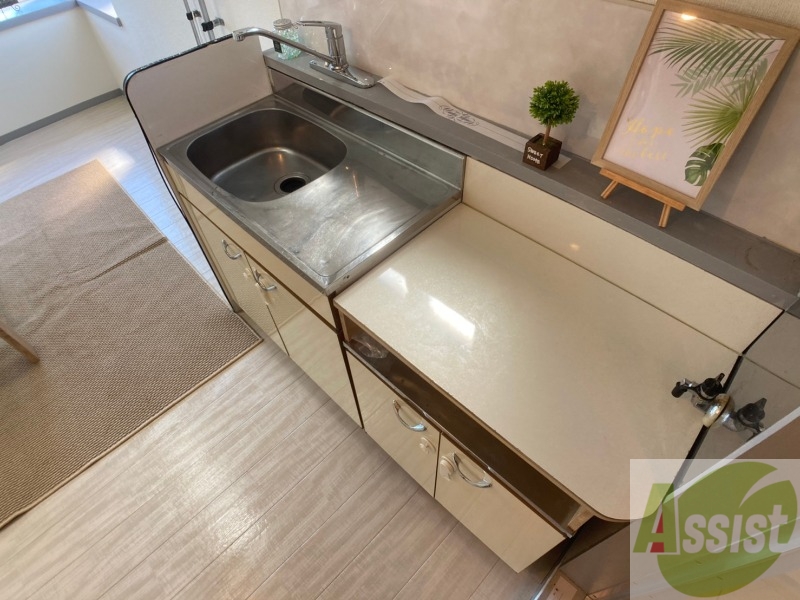 キッチン　シンプルなキッチンです。一人暮らしにはちょうどいいサイズ。