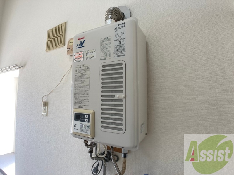 その他設備　給湯器は簡単操作で温度調整ができますよ。