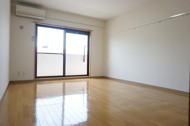 居室・リビング　★南向きで明るい１０帖洋室です★